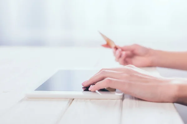 Frau mit Kreditkarte neben digitalem Tablet beschnitten — Stockfoto