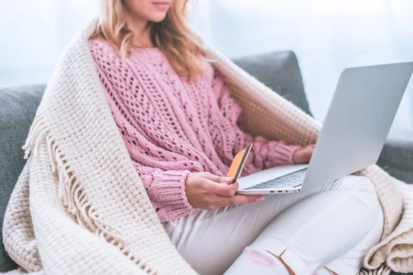 Abgeschnittene Ansicht einer Frau, die online einkauft und Kreditkarte hält — Stockfoto