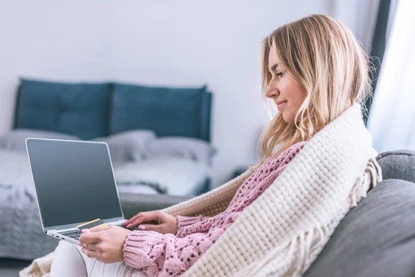 Attraktive Frau, die online einkauft und Kreditkarte hält — Stockfoto