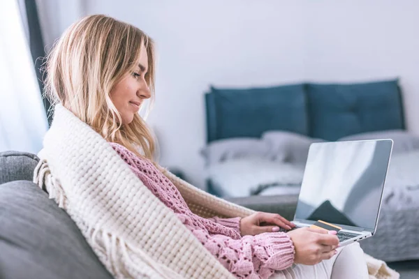 Donna attraente che tiene il computer portatile con schermo bianco e carta di credito — Foto stock