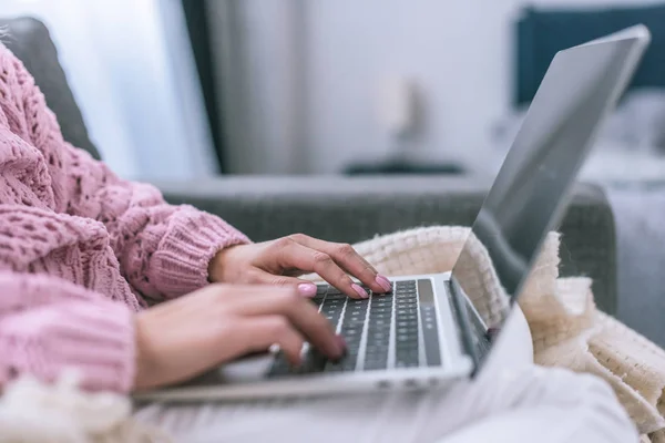 Vista ritagliata di blogger femminile utilizzando il computer portatile mentre si lavora a casa — Foto stock