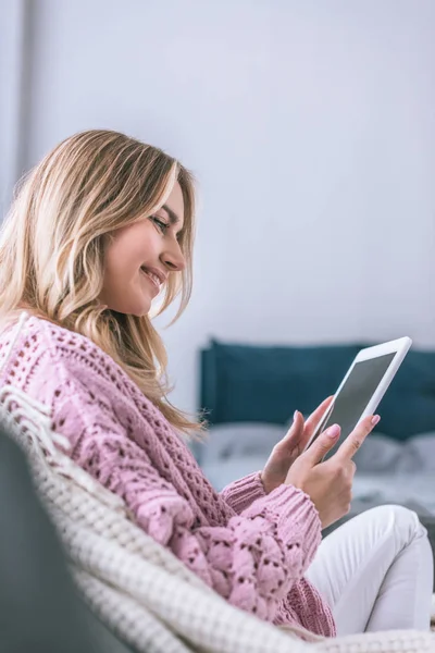 Fröhliche blonde Frau lächelt und hält digitales Tablet in der Hand — Stockfoto
