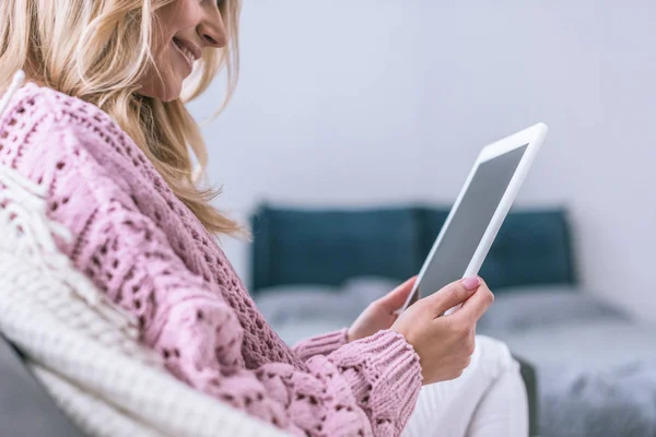 Ausgeschnittene Ansicht einer fröhlichen Frau, die lächelt und ein digitales Tablet in der Hand hält — Stockfoto