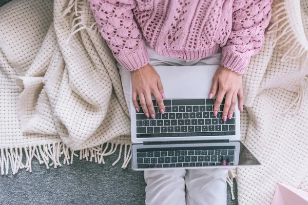 Вид зверху жіночого блогера, що друкує на ноутбуці вдома — стокове фото