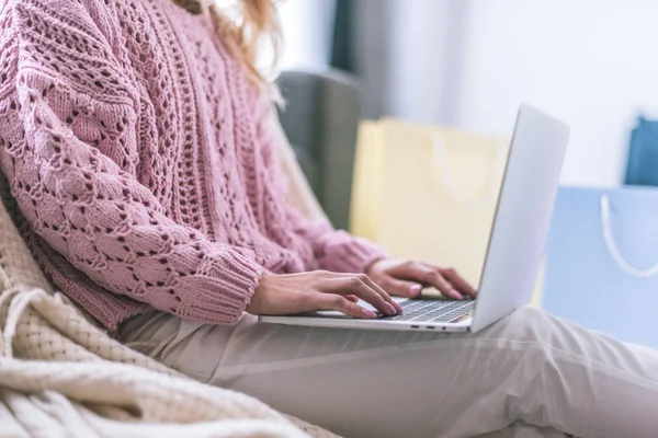 Женщина-блоггер печатает на ноутбуке, работая дома — Stock Photo