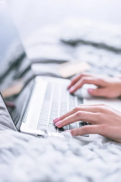 Vista recortada del freelancer escribiendo en el teclado del ordenador portátil - foto de stock