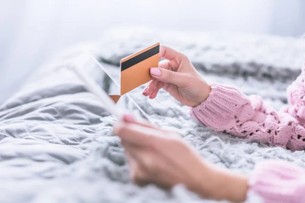 Vue recadrée de la femme tenant la carte de crédit et tablette numérique — Photo de stock