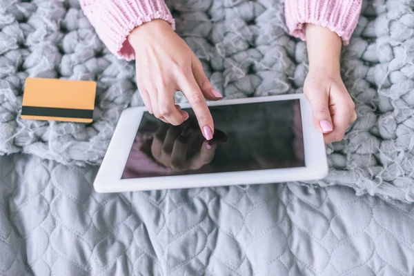 Ausgeschnittene Ansicht einer Frau mit Kreditkarte und digitalem Tablet mit leerem Bildschirm — Stockfoto