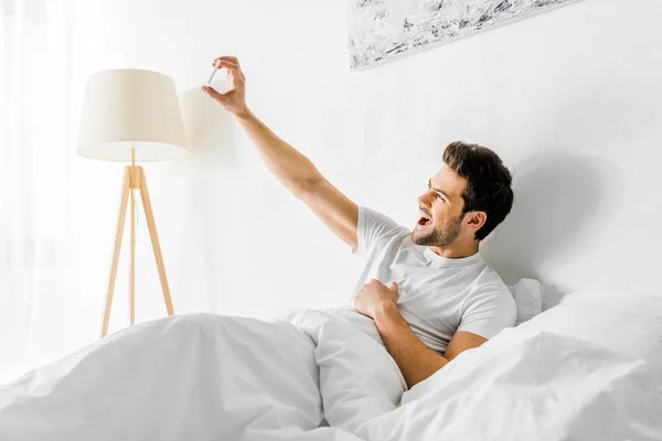 Excité homme prenant selfie sur smartphone dans la chambre — Photo de stock