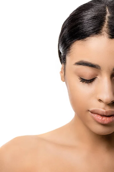 Mezza faccia di bella tenera donna afroamericana ad occhio chiuso isolata su bianco — Foto stock