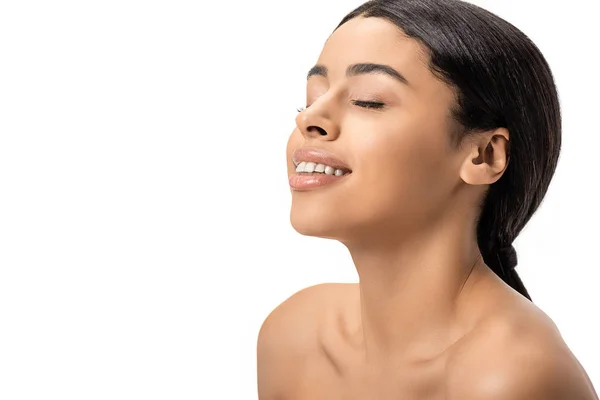 Mujer afroamericana desnuda feliz con los ojos cerrados sonriendo aislado en blanco - foto de stock