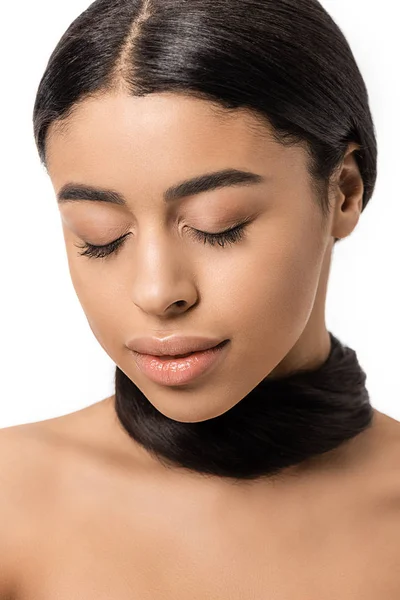 Retrato de bela jovem morena afro-americana com olhos fechados e cabelo em torno do pescoço isolado no branco — Fotografia de Stock