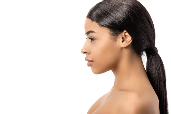 Vue latérale de nu brunette afro-américaine fille regardant loin isolé sur blanc — Photo de stock