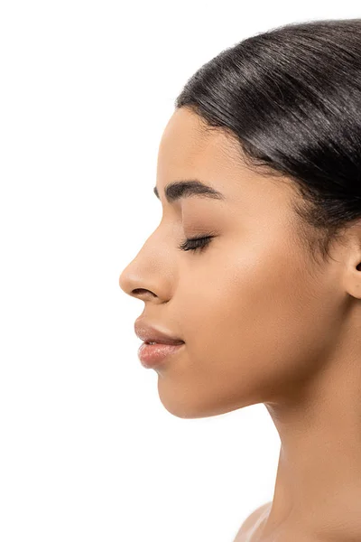 Vista laterale di bella giovane donna afroamericana con occhio chiuso isolato su bianco — Foto stock