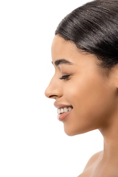 Vista lateral da bela sorridente jovem afro-americana com olho fechado isolado no branco — Fotografia de Stock