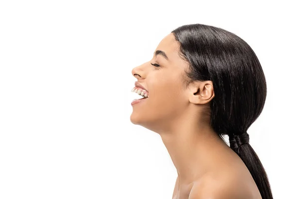 Vue latérale de heureuse jeune femme afro-américaine avec les yeux fermés riant isolé sur blanc — Photo de stock