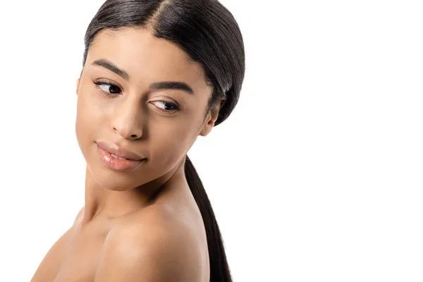 Portrait de belle jeune femme africaine américaine songeuse regardant loin isolé sur blanc — Photo de stock