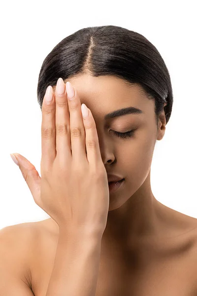 Обнаженная брюнетка африканская американка закрывает глаза рукой, изолированной на белом — стоковое фото