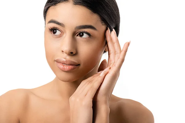 Tierna joven afroamericana americana tocando la cara y mirando hacia otro lado aislado en blanco - foto de stock