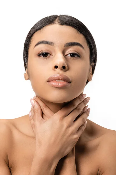 Nu brunette afro-américaine fille toucher le cou et regarder caméra isolé sur blanc — Photo de stock