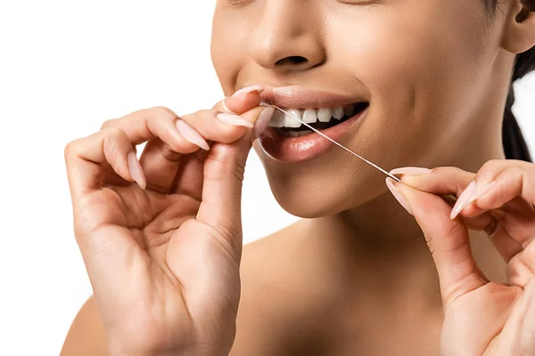 Обрізаний знімок щасливої афроамериканської жінки з використанням зубної нитки ізольовано на білому — стокове фото