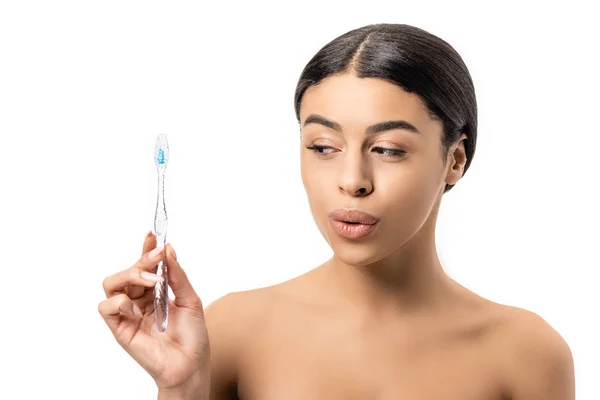 Hermosa chica afroamericana desnuda sosteniendo cepillo de dientes aislado en blanco - foto de stock