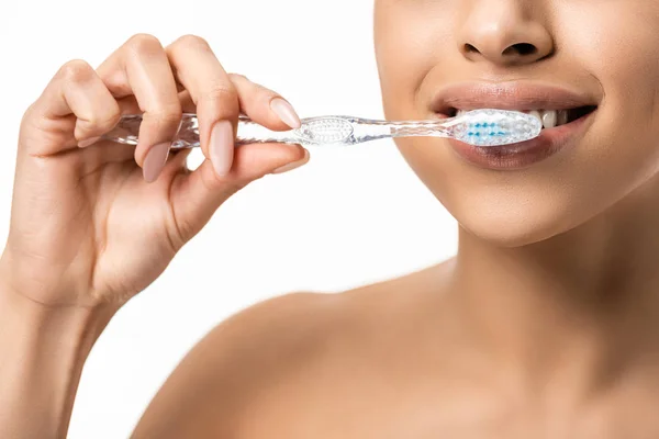 Plan recadré de jeune femme afro-américaine brossant les dents avec une brosse à dents isolée sur blanc — Photo de stock