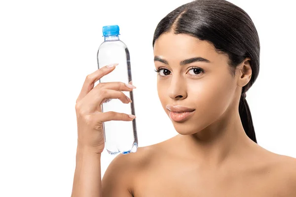 Bela mulher americana africana nua segurando garrafa de água e olhando para a câmera isolada no branco — Fotografia de Stock