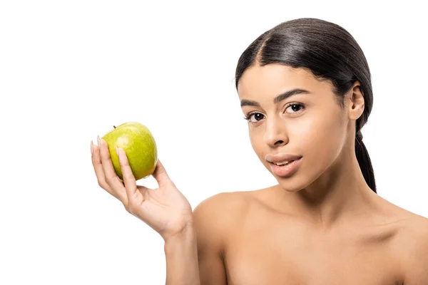 Hermosa joven afroamericana desnuda mujer sosteniendo manzana fresca y mirando a la cámara aislada en blanco - foto de stock