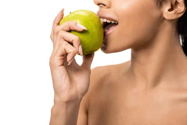 Recortado disparo de joven desnudo africano americano mujer mordiendo fresco manzana aislado en blanco - foto de stock