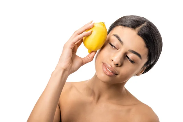 Belle fille africaine américaine nue tenant citron frais près du visage isolé sur blanc — Photo de stock