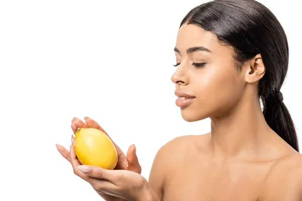 Schöne nackte afrikanisch-amerikanische Mädchen hält frische Zitrone isoliert auf weiß — Stockfoto