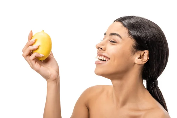 Щаслива гола афроамериканка тримає лимон і сміється ізольовано на білому — стокове фото