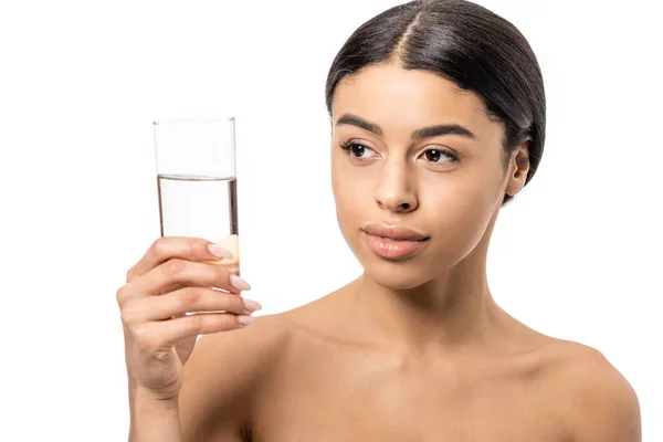 Atraente menina americana africana nua olhando para o vidro de água isolada no branco — Fotografia de Stock