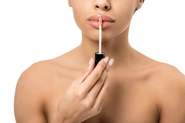 Plan recadré de jeune femme africaine américaine nue appliquant gloss lèvres isolées sur blanc — Photo de stock