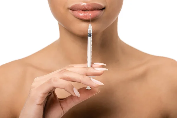 Vue partielle de afro-américaine fille faire l'injection de beauté dans les lèvres isolées sur blanc — Photo de stock