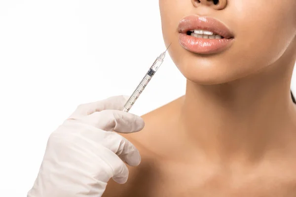 Plan recadré de jeune femme afro-américaine se faire injecter de la beauté dans les lèvres isolées sur blanc — Photo de stock