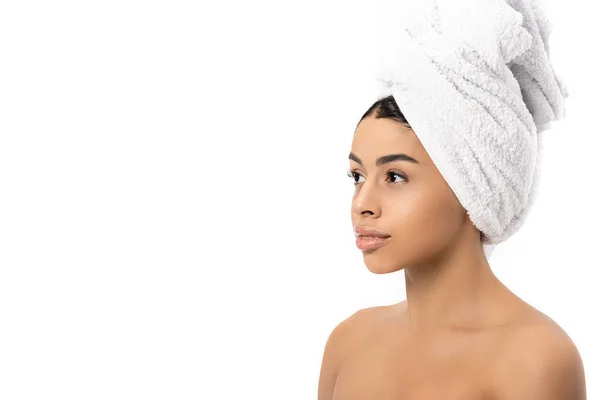 Ritratto di bella ragazza afroamericana pensosa con asciugamano sulla testa guardando lontano isolato su bianco — Foto stock