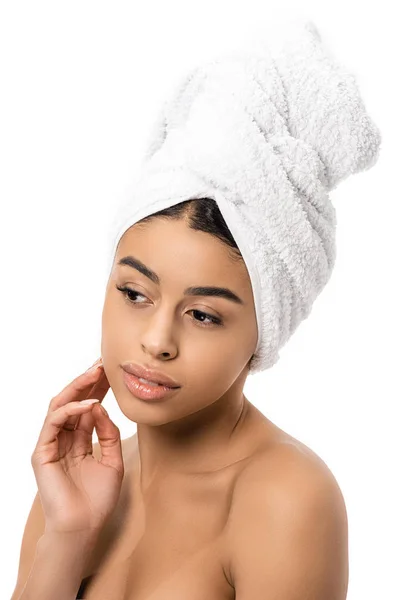 Nachdenkliche nackte afrikanisch-amerikanische Frau mit Handtuch auf dem Kopf berührt Gesicht und sieht weg isoliert auf weiß — Stockfoto