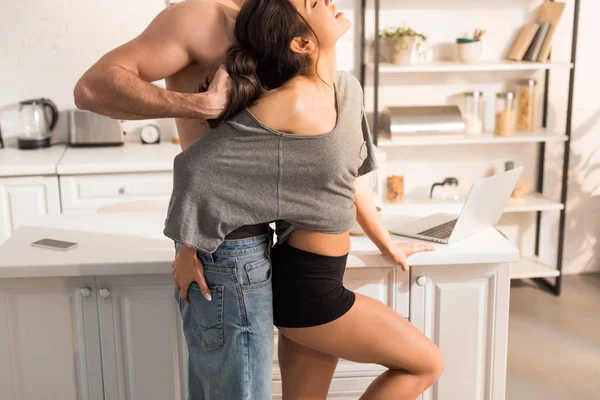 Visão cortada do homem puxando o cabelo da mulher na cozinha — Fotografia de Stock