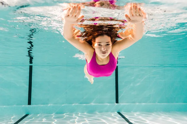 Attrayant femme nager dans l'eau bleue dans la piscine — Photo de stock