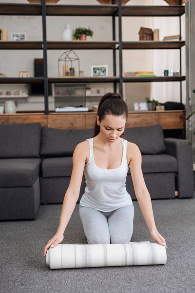 Esterilla de fitness para practicar yoga en casa - foto de stock