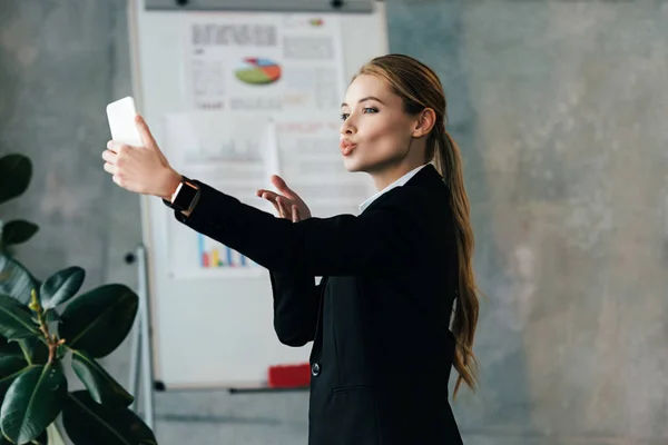 Joven empresaria tomando selfie con cara de pato - foto de stock