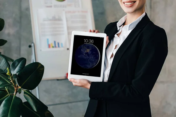 Vista recortada de la sonriente mujer de negocios que muestra la pantalla del iPod - foto de stock