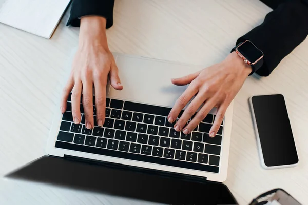 Vista recortada de la joven mujer de negocios utilizando el ordenador portátil - foto de stock