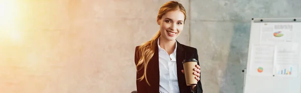 Jovem sorridente empresária ficar com descarte xícara de café — Fotografia de Stock