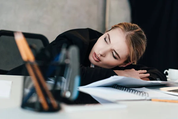 Foco seletivo de bela mulher de negócios dormindo na mesa de trabalho — Fotografia de Stock