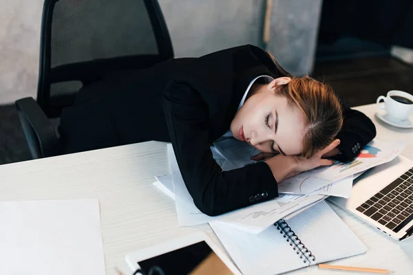 Selektiver Fokus der müden Geschäftsfrau, die am Arbeitstisch schläft — Stockfoto