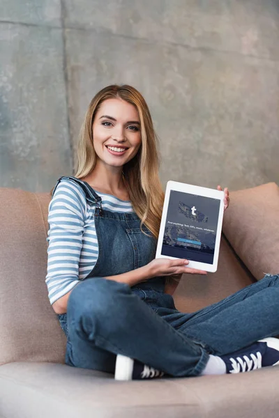 Junge Frau zeigt Monitor mit Tumblr-App des digitalen Tablets — Stockfoto