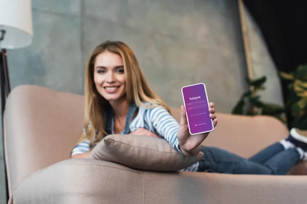 Selektiver Fokus des Smartphones mit Instagram-App in der Hand der schönen Frau — Stockfoto